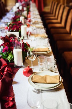 Düğün için hazırlanmış bir masa ya da başka bir akşam yemeği.