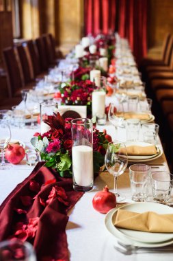 Düğün için hazırlanmış bir masa ya da başka bir akşam yemeği.