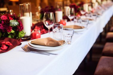 Düğün için hazırlanmış bir masa ya da başka bir akşam yemeği.