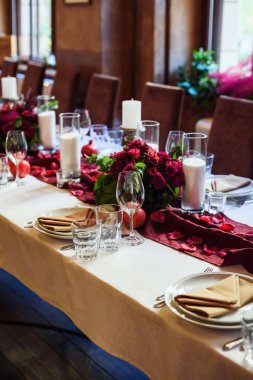 Düğün için hazırlanmış bir masa ya da başka bir akşam yemeği.