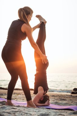 Kumsalda Yoga sınıfı