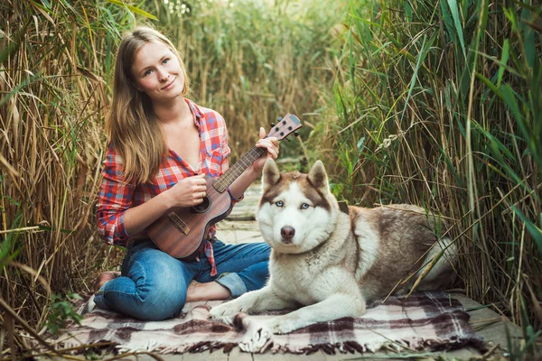 Jeune femme caucasienne avec chien — Photo