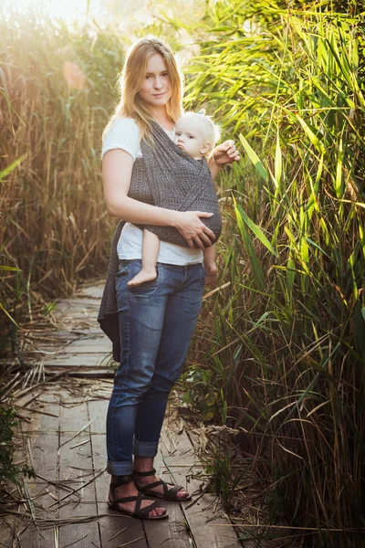 Mother walking with little daughter during sunrise — Stock Photo, Image