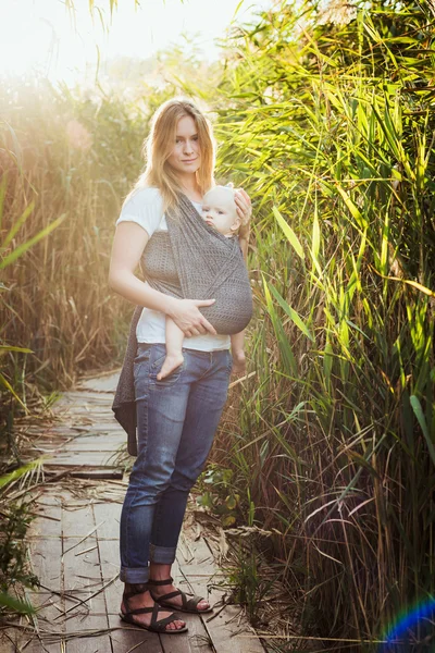 Mother walking with little daughter during sunrise — Stock Photo, Image