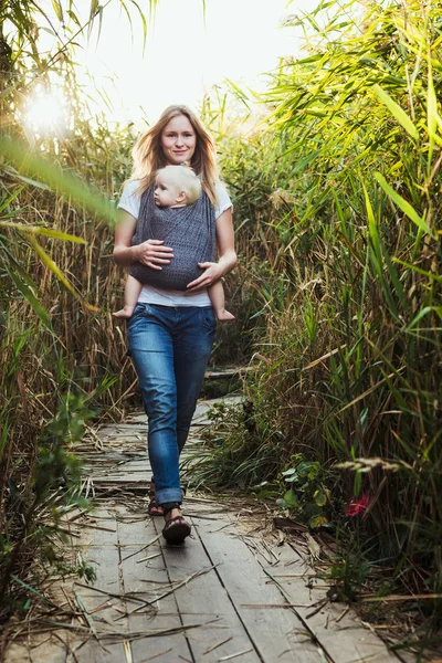 Matka, chodit s malou dcerou během východu slunce — Stock fotografie