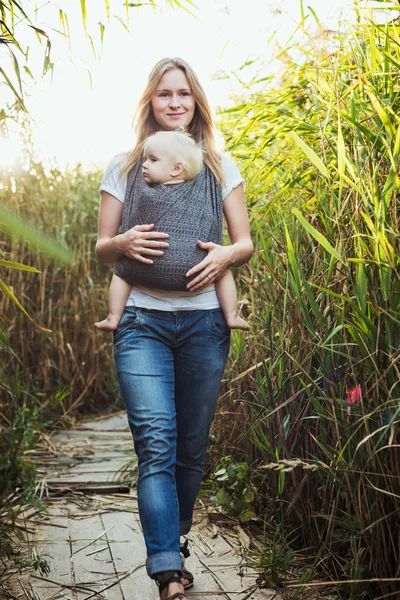 Mother walking with little daughter during sunrise — Stock Photo, Image