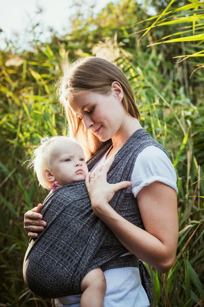 Madre che cammina con la figlioletta — Foto Stock