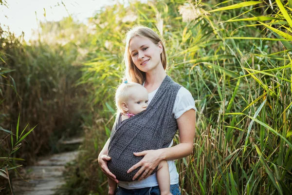 Mamma går med lilla dotter under sunrise — Stockfoto