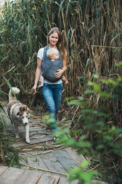 Mother walking with daughter and dog — Stock Photo, Image