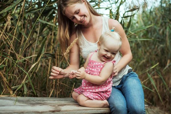 Madre e hija jugando juntas al aire libre — Foto de Stock