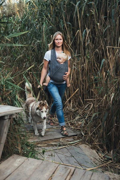 Mutter geht mit Tochter und Hund spazieren — Stockfoto