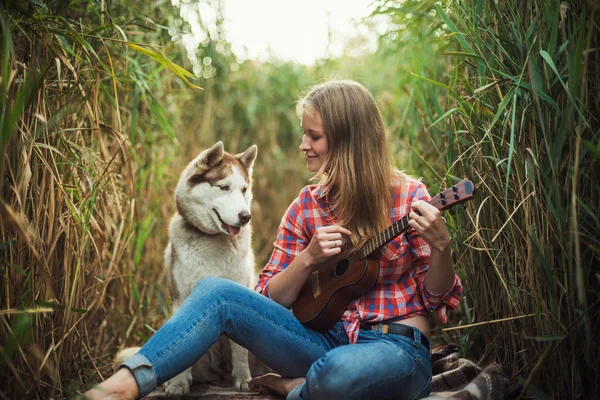 Junge kaukasische Frau spielt Ukulele — Stockfoto