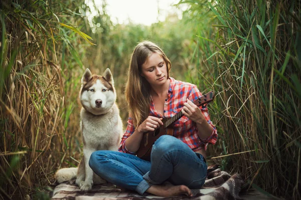 Młoda kobieta kaukaski grając ukulele — Zdjęcie stockowe