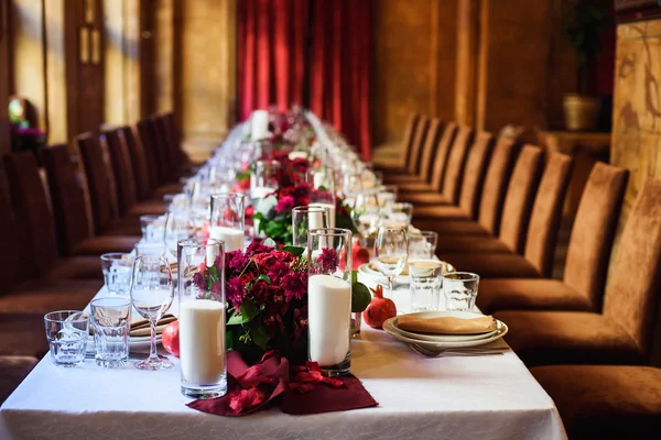 結婚式やその他のケータリングイベントディナーのテーブルセット — ストック写真