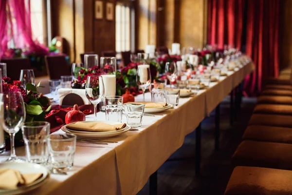 Conjunto de mesa para la boda u otra cena de evento abastecido — Foto de Stock