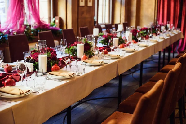 結婚式やその他のケータリングイベントディナーのテーブルセット — ストック写真