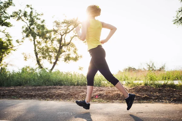 女性を実行します。朝焼けの中ジョギング女性ランナー — ストック写真