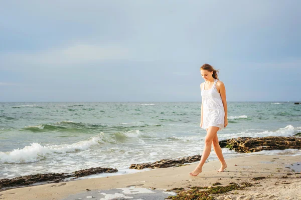 Junge schöne kaukasische Frauen genießen die Sonne am Strand bei Sonnenaufgang oder Sonnenuntergang — Stockfoto