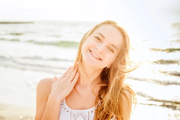 Giovane bella femmina caucasica godersi il sole sulla spiaggia durante l'alba o il tramonto — Foto Stock