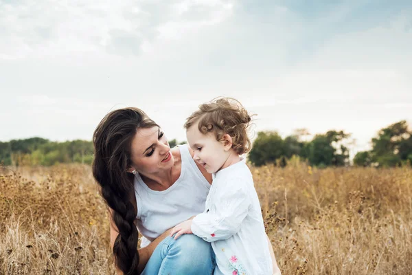 Madre e hija jugando juntos en el campo de otoño, amando a la familia divirtiéndose al aire libre — Foto de Stock