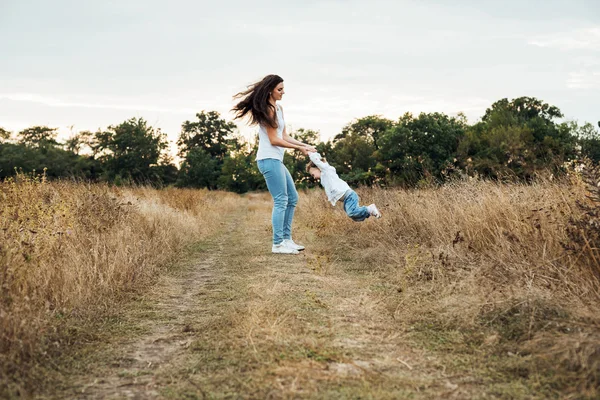 Madre e hija jugando juntos en el campo de otoño, amando a la familia divirtiéndose al aire libre — Foto de Stock