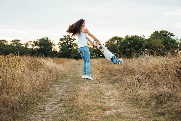 Mãe e filha brincando no campo de outono juntos, amando a família se divertindo ao ar livre — Fotografia de Stock