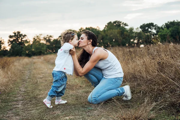 Mother and daughter playing on autumn field together, loving family having fun outdoors — Stock Photo, Image