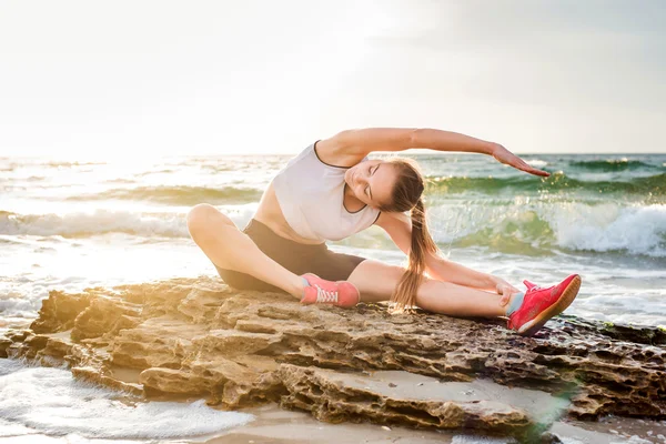 Fitness Spor modeli sahil üzerinde — Stok fotoğraf