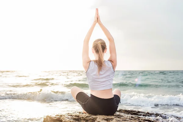 Modelo de deporte de fitness haciendo ejercicios durante el ejercicio al aire libre al amanecer. Hermosa mujer caucásica entrenamiento al aire libre en la playa por la mañana —  Fotos de Stock