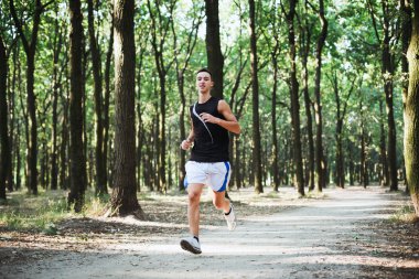 parkta çalışan genç beyaz erkek. Parkta koşu genç