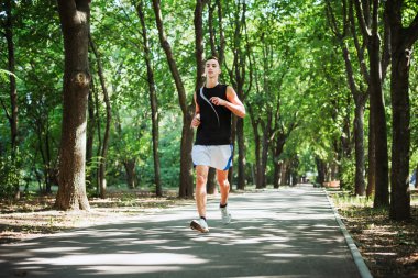 parkta çalışan genç beyaz erkek. Parkta koşu genç