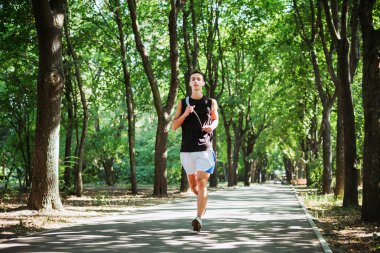 parkta çalışan genç beyaz erkek. Parkta koşu genç