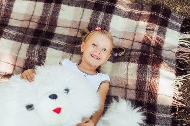 büyük beyaz ayı oyuncak Park ile oynarken küçük güzel kız