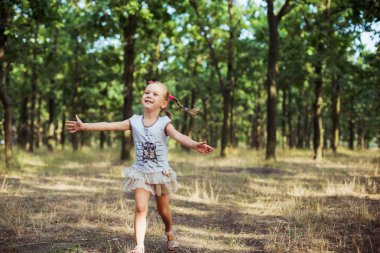 Parkta oynayan küçük kız.