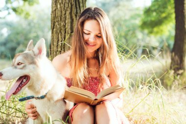 genç güzel beyaz kadın okuma kitabı Park
