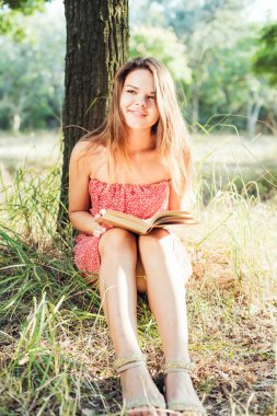 genç güzel beyaz kadın okuma kitabı Park