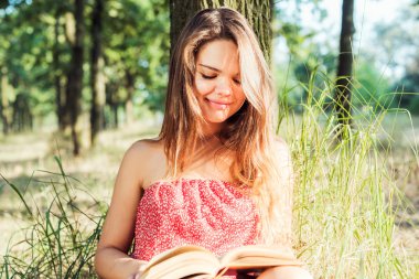 genç güzel beyaz kadın okuma kitabı Park