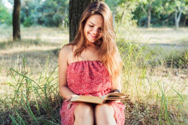 genç güzel beyaz kadın okuma kitabı Park