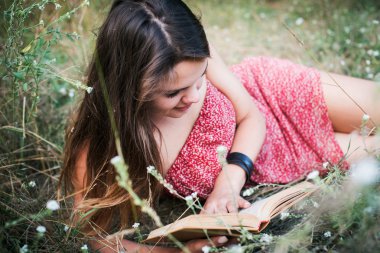 genç güzel beyaz kadın okuma kitabı Park