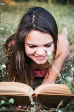 genç güzel beyaz kadın okuma kitabı Park