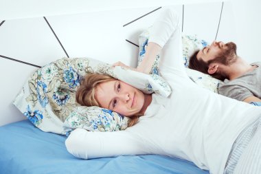 Genç çift yatakta. kadın erkek horlama ve uyku yok