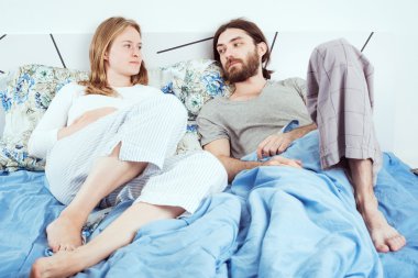 Genç çift yatakta kendi sorunlarını tartışıyor