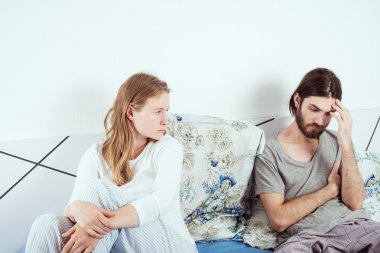 Genç çift yatakta kendi sorunlarını tartışıyor