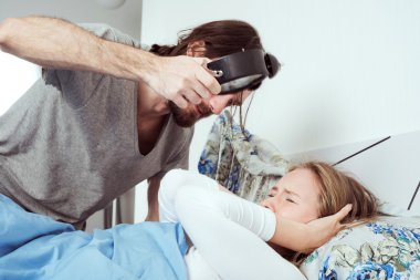 Genç çift yatakta ile çalar saat