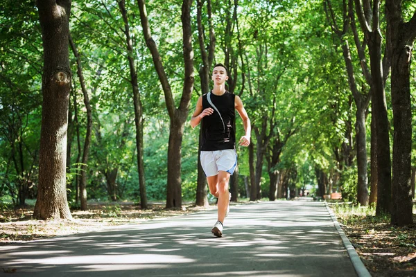 若い白人男性が公園で実行します。10 代の公園でジョギング — ストック写真