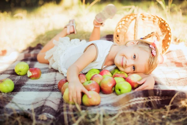 Niña con manzanas en el parque — Foto de Stock