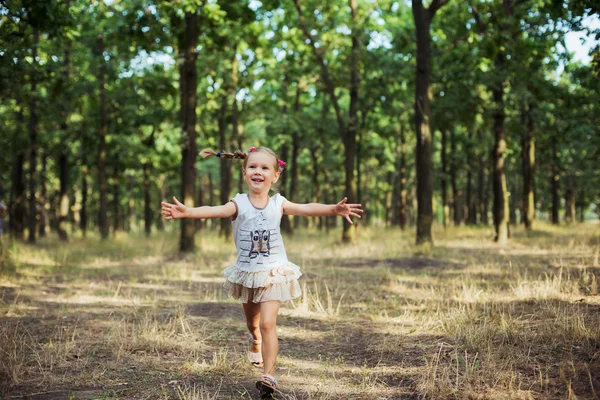 Klein meisje spelen in het park — Stockfoto
