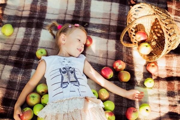 Niña con manzanas en el parque — Foto de Stock
