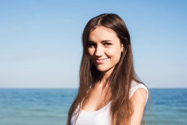 Fiatal gyönyörű nő a tengerparton — Stock Fotó