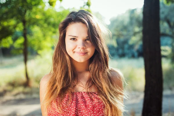 Joven sonriente caucásico hembra en parque — Foto de Stock